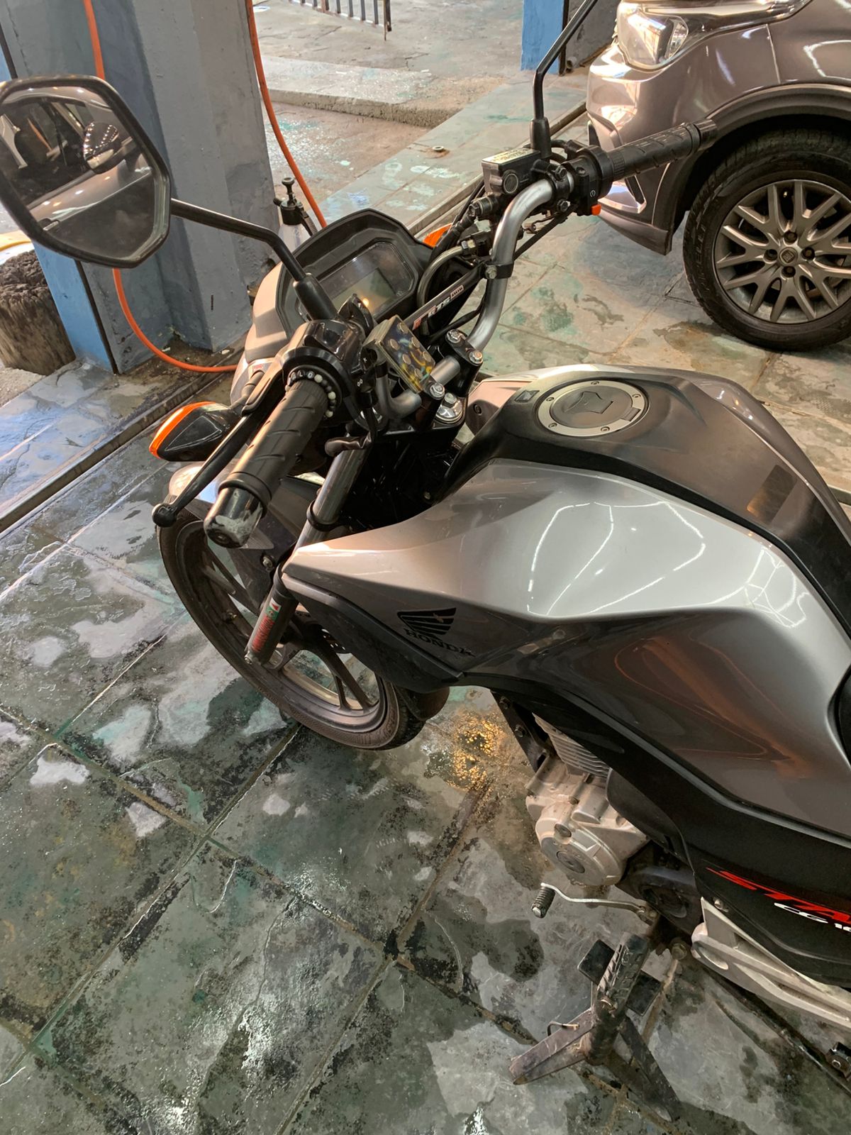 Moto grafite com reflexo perfeito após detalhamento Nova Era